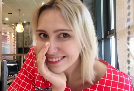 Наглая русская пара уединилась в кабинке туалета в Макдоналдсе, чтобы по-быстрому перепихнуться