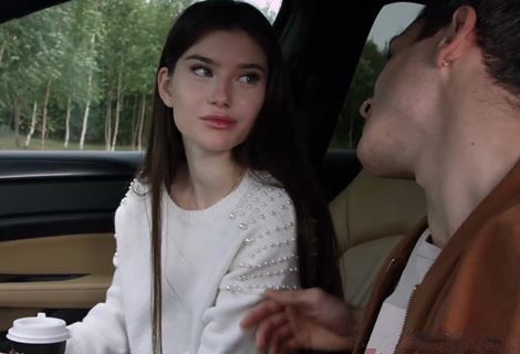 Просто друг, который подвозил домой после работы, сумел заманить девушку к себе в гости, где и склонил девицу к жаркой ебле