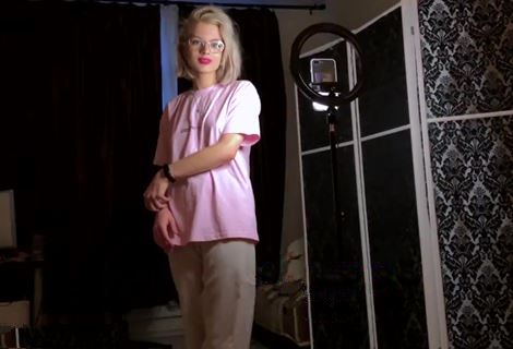 Чтобы стать немного популярнее в тик токе, сексуальная русская блонда предложила сводному брату оральные ласки и секс за рекламу