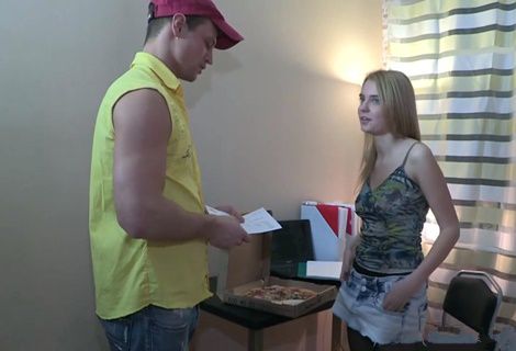 Любишь лопать пиццу не оплатив, тогда изволь потрахаться в попу и не ломаться