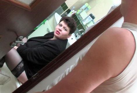 Чувак пошел подглядывать за зрелой подругой в туалет, где смачно трахнул пышныю бабу