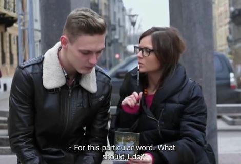 Подцепил брюнетку в очках на улице и повел домой сладко трахать сочную милашку на старом диване